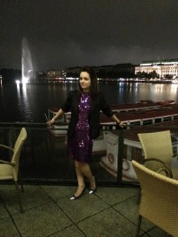 blaue Pumps mit Metallspitze