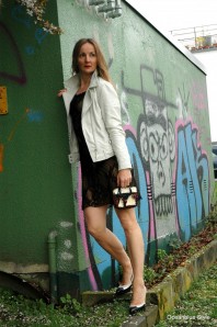 Date Night: Spitzenkleid mit Lederjacke