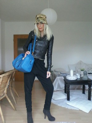 trendiger Style mit Joggingpants, Lederjacke und Bucket Hat, und knallblauer bag | Style my Fashion