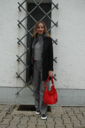 Monochrome Grau mit Rotem Accessoire | Style my Fashion